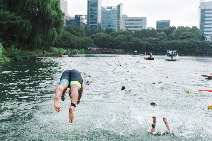 지난해 롯데 아쿠아슬론 참가자들이 석촌호수에 입수하고 있다. 롯데물산 제공