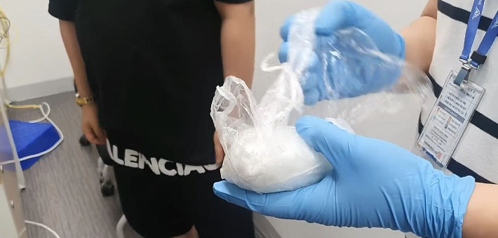 강남 클럽 '팸'중 한 명이 마약을 속옷에 넣어 입국하다가 검거되는 모습. 경기남부경찰청 제공