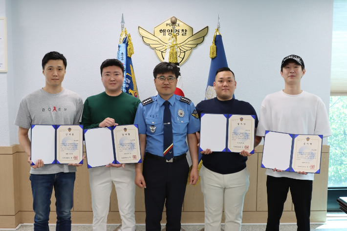 속초해양경찰서는 16일 오전 2층 소회의실에서 속초항 오징어난전 인근 해상 익수자를 구조하는데 큰 도움을 준 시민 4명에게 감사장을 전달했다. 속초해양경찰서 제공