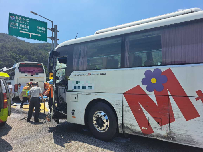 16일 오후 1시 26분쯤 강원 홍천군 화촌면 성산리 44번 국도 동홍천 IC입구에서 수학여행 버스와 차량 등 8중 추돌사고가 발생했다. 강원소방본부 제공