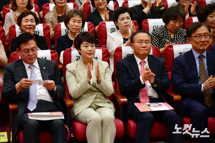 박수치는 윤재옥 원내대표-곽지연 대한간호조무사협회 회장