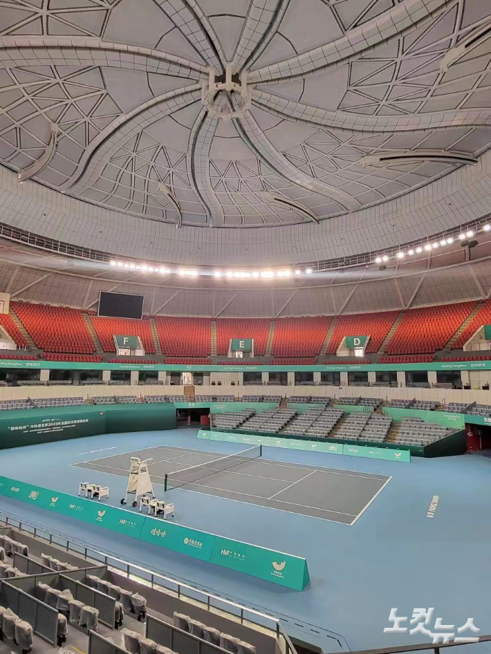 연꽃 모양을 본 뜬 테니스 경기장 개폐식 천장. 항저우 = 임진수 베이징 특파원
