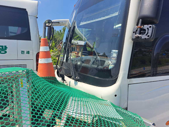 16일 오후 1시 26분쯤 홍천군 화촌면 성산리 44번 국도 동홍천 IC입구에서 수학여행 버스와 차량 등 7중 추돌사고가 발생했다. 강원소방본부 제공