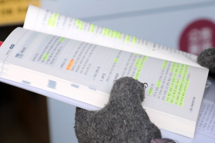 변호사 시험 시작 전 한 응시생이 책을 보고 있다. 연합뉴스