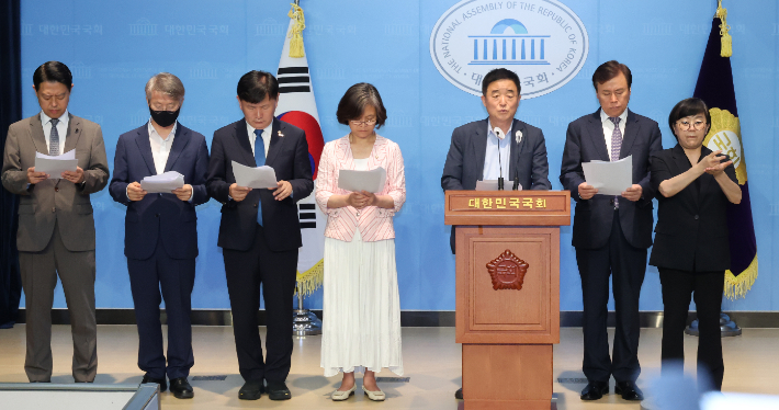 학자금 지원법 관련 기자회견 하는 민주당 의원들. 연합뉴스