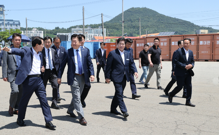 오영훈 제주도지사(왼쪽에서 두번째)가 고흥군 녹동신항을 찾아 관계자들로부터 설명을 듣고 있다. 고흥군 제공