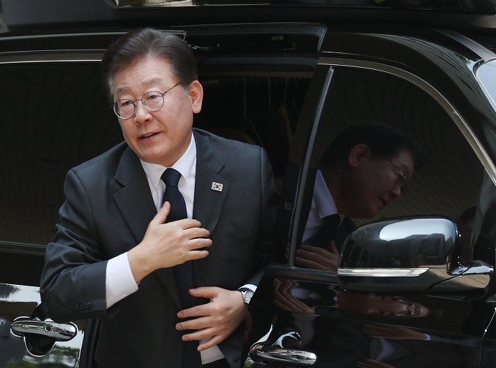 더불어민주당 이재명 대표가 16일 오전 서울 서초구 서울중앙지법에서 열린 공판(공직선거법위반)에 출석하기 위해 법정으로 향하고 있다. 연합뉴스