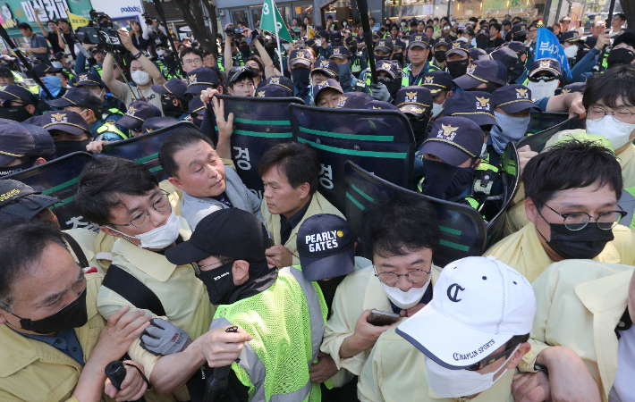 17일 오전 대구 중구 대중교통전용지구에서 열린 대구퀴어문화축제 행정대집행 현장이 경찰과 공무원간의 충돌로 혼잡한 모습을 보이고 있다. 연합뉴스