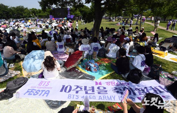 BTS 데뷔 10주년 행사 찾은 아미들