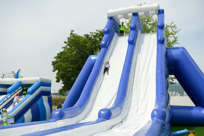 순천시가 도심권 박람회장인 오천그린광장에 아이들을 위한 여름 맞춤형 물놀이 시설인 '워터아일랜드'를 개장했다. 순천시 제공