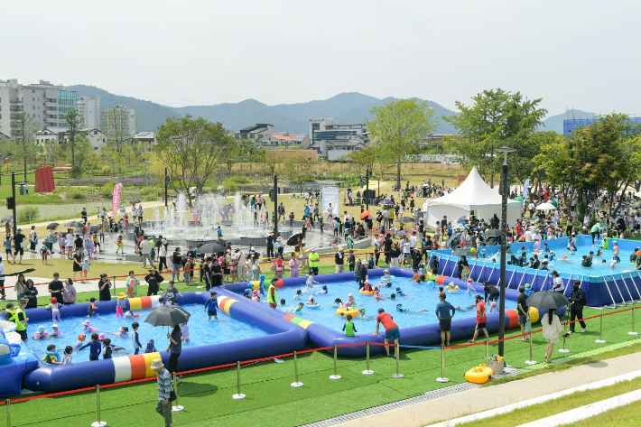 순천시가 오천그린광장에 마련한 워터아일랜드에서 아이들이 신나게 놀고 있다. 순천시 제공