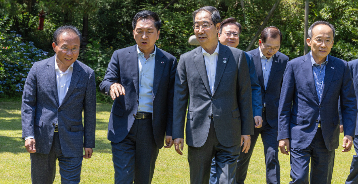 한덕수 국무총리를 비롯한 고위당정협위 참석자들이 18일 오후 서울 종로구 총리 서울공관에서 열린 고위협의에 앞서 기념 촬영하고 있다. 연합뉴스