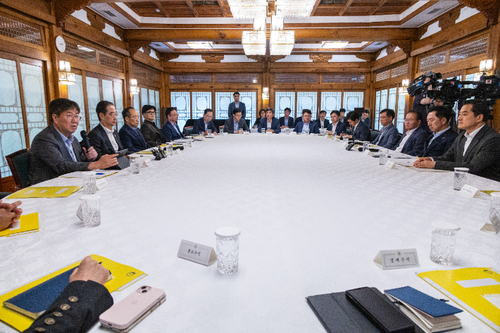 18일 오후 서울 종로구 총리 서울공관에서 당정 관계자가 참석한 가운데 열린 고위당정협의회. 연합뉴스