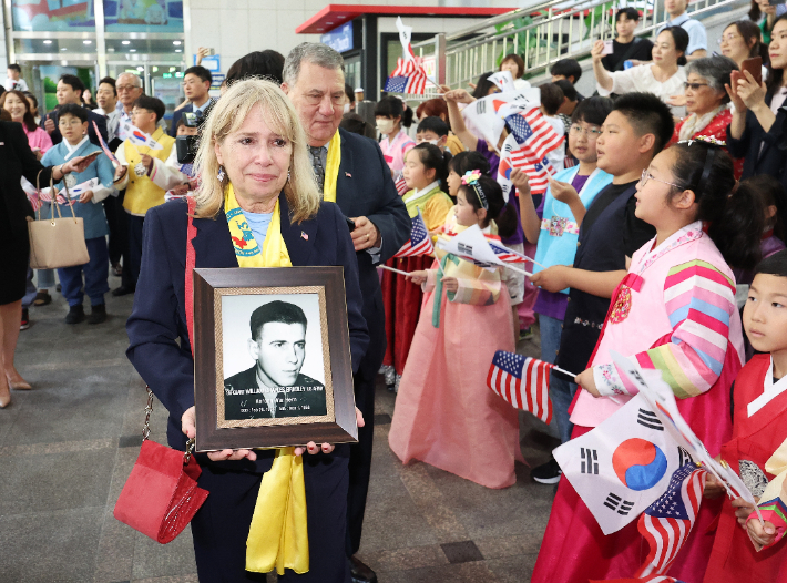 18일 오후 경기도 용인시 새에덴교회에서 열린 '제73주년 6.25전쟁 상기 참전용사 초청 보은행사'에서 미국인 참전용사와 참전용사 유족 등이 입장하고 있다. 연합뉴스