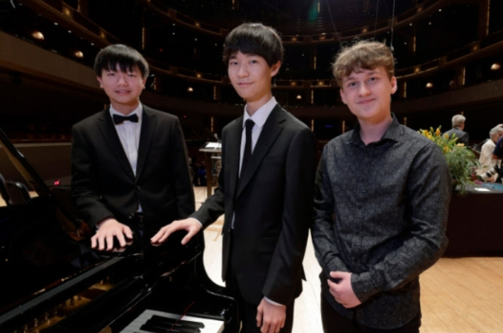 2023 반 클리아번 주니어 피아노 콩쿠르에서 우승한 홍석영(가운데). 반 클라이번 홈페이지 캡처 