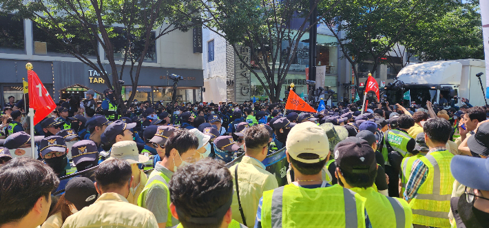 대구 퀴어축제를 막으려는 대구시 공무원이 경찰과 맞서고 있다. 대구시 제공