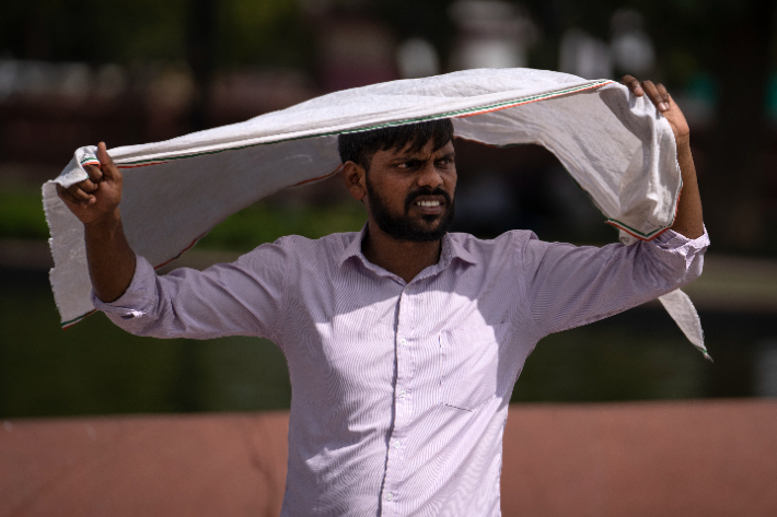 인도 뉴델리의 한 남성이 스카프로 햇빛을 막고 있다. 연합뉴스
