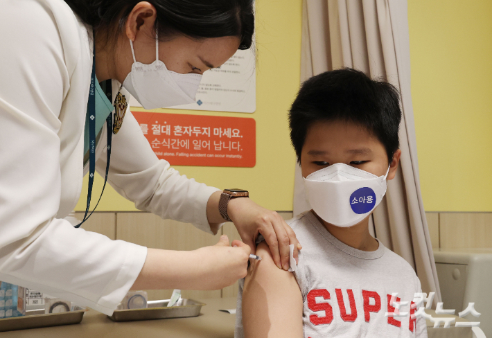 소아청소년과에서 한 어린이가 백신을 맞고 있다. 사진공동취재단