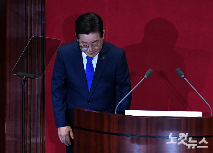 더불어민주당 이재명 대표가 19일 오전 국회 본회의장에서 교섭단체 대표연설을 마치고 고개숙여 인사하고 있다. 황진환 기자