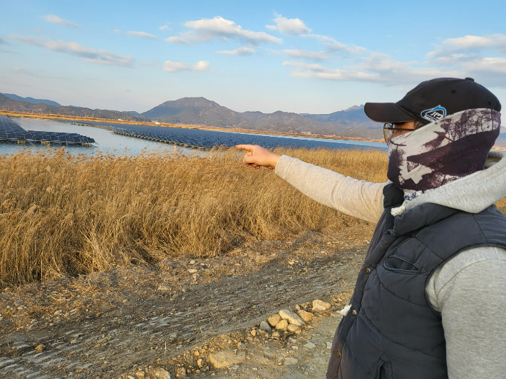 고흥 주민이 해창만 수앙 태양광 시설을 가리키고 있다. 고영호 기자 