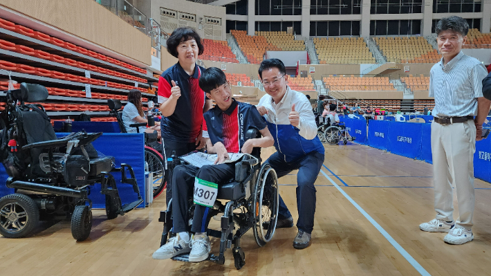 이용빈 국회의원(더불어민주당.광주 광산갑)은 19일 광주여대 유니버시아드 경기장에서 열리는 전국 장애인 보치아 대회에 참석한 22021년 도쿄 금메달리스트 김한수 선수와 가족들을 만나 응원했다. 이 의원실 제공