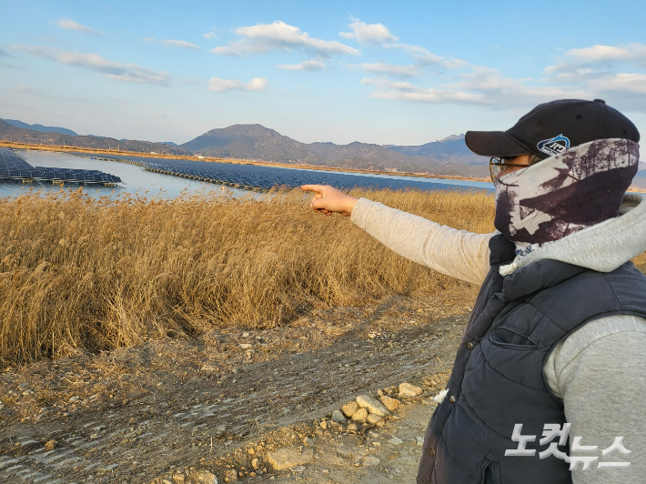 고흥 주민이 해창만 수앙 태양광 시설을 가리키고 있다. 고영호 기자 