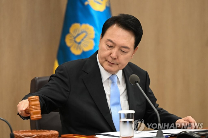 (서울=연합뉴스) 진성철 기자 = 윤석열 대통령이 13일 서울 용산 대통령실에서 열린 국무회의에서 개회를 선언하고 있다. 2023.6.13 [대통령실 제공. 재판매 및 DB 금지] zjin@yna.co.kr 연합뉴스