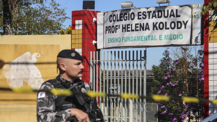 19일(현지시간) 총격 사건으로 1명이 숨진 브라질 파라나주 캄베에 있는 한 공립학교에서 경찰이 경계 근무를 하고 있다. 연합뉴스 