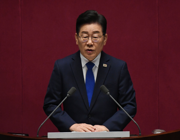 더불어민주당 이재명 대표가 19일 오전 국회 본회의장에서 교섭단체 대표연설을 하고 있다. 이 대표는 "저에 대한 정치 수사에 대해서 불체포권리를 포기하겠다"며 "검찰이 소환한다면 10번이라도 100번이라도 응하겠다. 구속영장을 청구한다면 제 발로 출석해서 영장실질심사를 받고 검찰 수사의 부당함을 알리겠다"고 말했다. 황진환 기자