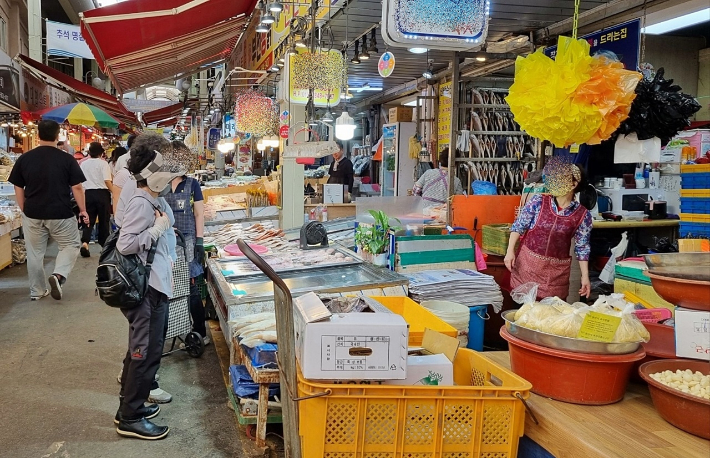 부산지역 전통시장에서 '소비 진작 릴레이 특가 행사'를 실시한다. 김혜민 기자