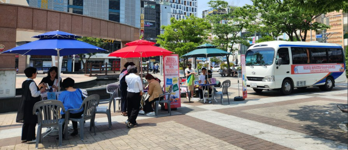 19일 창원 상남분수공원에서 진행된 굿잡버스. 창원시 제공