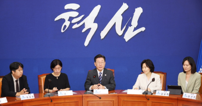 20일 국회에서 열린 민주당 혁신기구 1차 회의에서 더불어민주당 이재명 대표가 격려사를 하고 있다. 연합뉴스