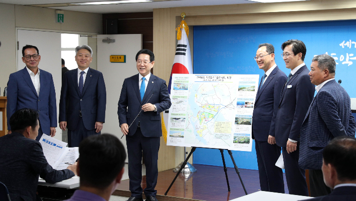 김영록 전라남도지사가 20일 오전 도청 브리핑룸에서 전라남도 솔라시도 기업도시 활성화 비전을 발표하고 있다. 전라남도 제공