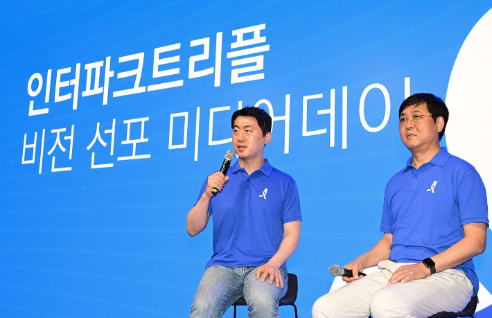 최휘영 인터파크트리플 대표(우측)와 김종윤 야놀자클라우드 공동대표가 20일 기자간담회에서 질문에 답하고 있다. 인터파크트리플 제공