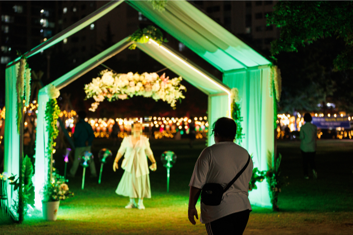 2023 강릉단오제가 지난 18일 개막해 축제 열기가 고조되고 있는 가운데 단오공원에 마련한 포토존과 야간 경관이 관람객들로부터 큰 호응을 얻고 있다. 강릉단오제위원회 제공