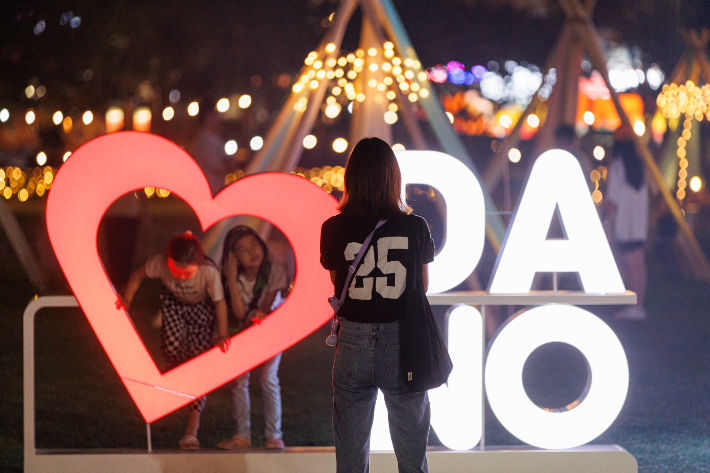 2023 강릉단오제가 지난 18일 개막해 축제 열기가 고조되고 있는 가운데 단오공원에 마련한 포토존과 야간 경관이 관람객들로부터 큰 호응을 얻고 있다. 강릉단오제위원회 제공