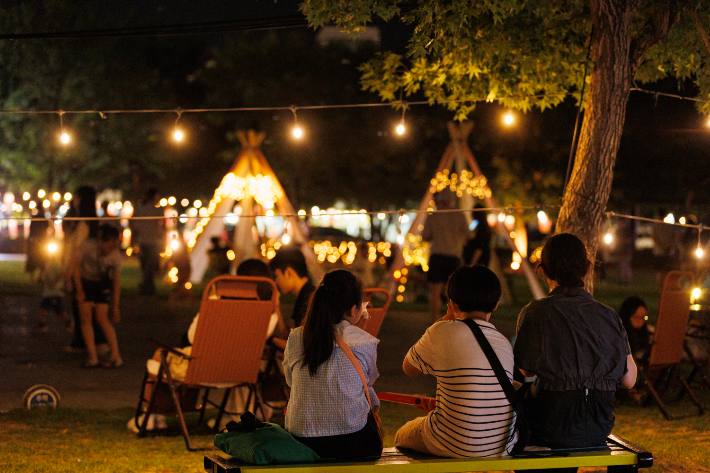 2023 강릉단오제가 지난 18일 개막해 축제 열기가 고조되고 있는 가운데 단오공원에 마련한 포토존과 야간 경관이 관람객들로부터 큰 호응을 얻고 있다. 강릉단오제위원회 제공