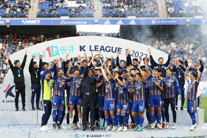 2022시즌 K리그1 우승을 차지한 울산 현대 홍명보 감독과 선수들. 울산 현대 제공