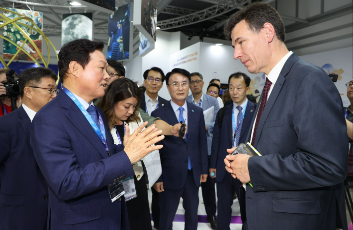 박완수 경남지사가 프랑스 국립우주연구센터에서 필립 밥티스트 의장을 만나 우주경제 협력 방안을 논의했다. 경남도청 제공