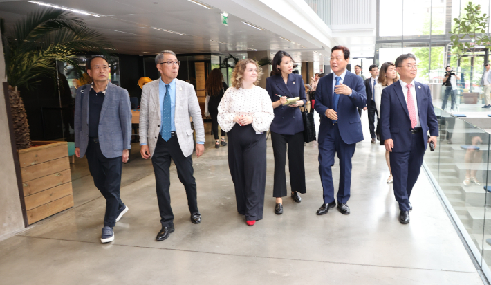 경남대표단은 세계 최대 규모의 창업 집적시설인 스테이션 에프(Station F)를 찾았다. 경남도청 제공