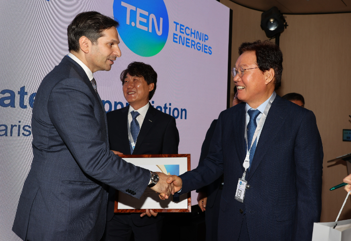 경남대표단은 도내 기업인 B사와 파리에 있는 테크닙 에너지 간 파트너십 체결식에 참석했다. 경남도청 제공