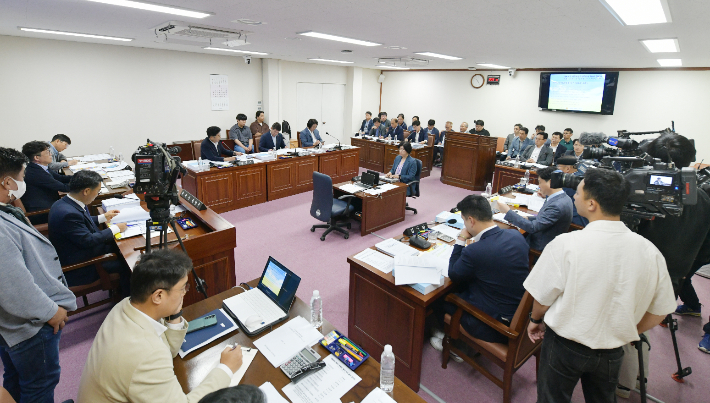 제주도의회 환경도시위원회가 20일 제418회 임시회를 열어 제주 곶자왈 보전 조례 개정안을 심사보류했다. 제주도의회 제공