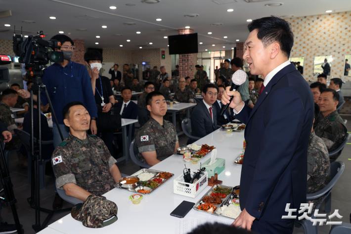 국민의힘 김기현 대표가 20일 강원도 철원군 육군 제3보병사단을 방문해 장병들을 격려하고 있다.