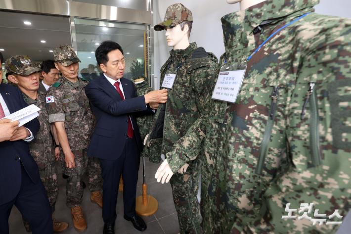 국민의힘 김기현 대표가 20일 강원도 철원군 육군 제3보병사단을 방문해 방한 전투피복체계 개선과 관련된 설명을 듣고 있다.