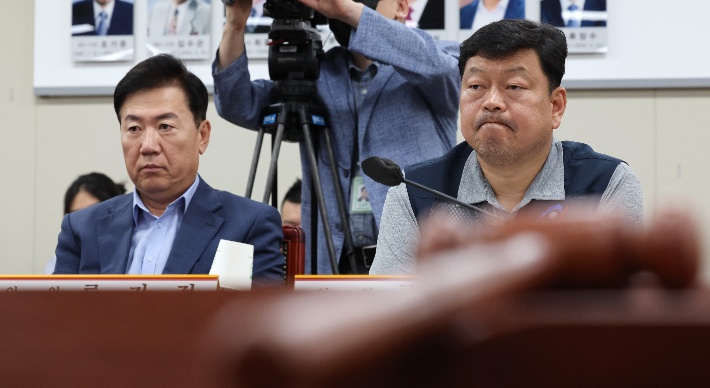 20일 오후 세종시 정부세종청사 최저임금위원회 회의실에서 열린 제6차 전원회의에서 사용자위원인 류기정 한국경영자총협회 전무(왼쪽)와 근로자위원인 류기섭 한국노총 사무총장이 위원들의 발언을 경청하고 있다. 연합뉴스