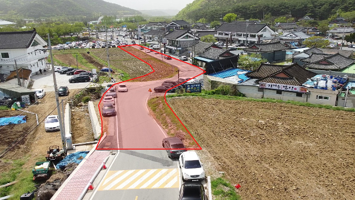 왕복 2차선 도로로 확장공사가 예정된 경주시 북군동 마을진입로 150m 구간 모습. 경주시 제공