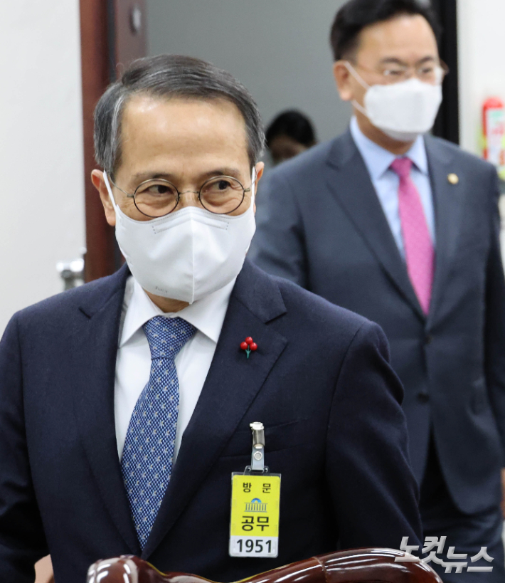 김규현 국정원장이 5일 서울 여의도 국회에서 열린 정보위 전체회의에 참석하고 있다. 윤창원 기자