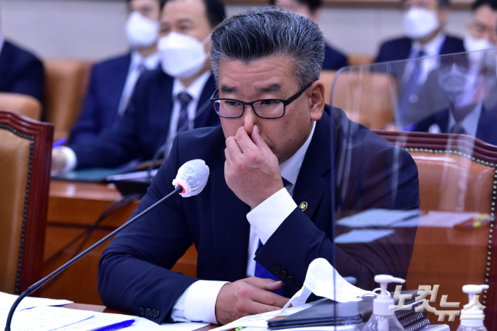 유병호 감사원 사무총장이 11일 서울 여의도 국회에서 열린 법제사법위원회의 감사원 국정감사에서 얼굴을 만지고 있다. 윤창원 기자