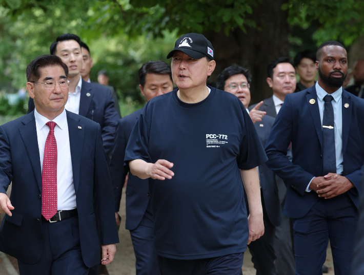 국제박람회기구(BIE) 총회 참석차 프랑스를 방문 중인 윤석열 대통령이 천안함 티셔츠·모자를 착용한 채 20일(현지시간) 파리의 몽소 공원을 산책하고 있다. 연합뉴스