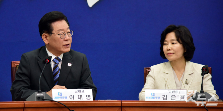 20일 서울 여의도 국회에서 열린 더불어민주당 혁신기구 제1차 회의에서 이재명 대표가 발언을 하고 있다. (오른쪽 김은경 위원장) 윤창원 기자